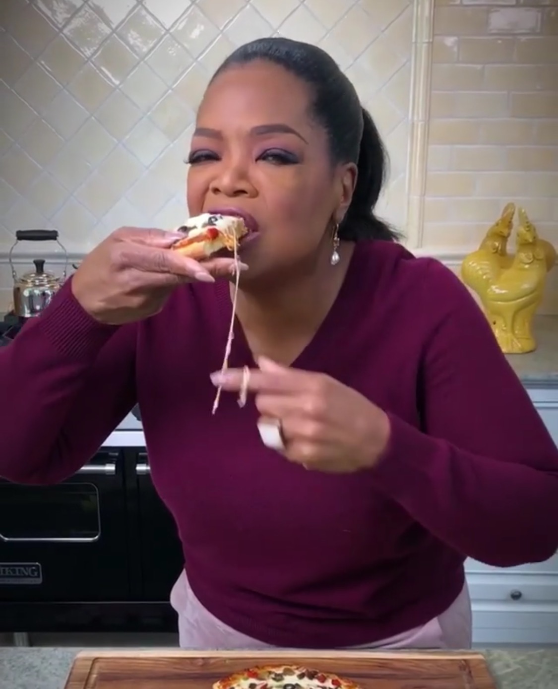 Watch Oprah enjoy a yummy cauliflower pizza