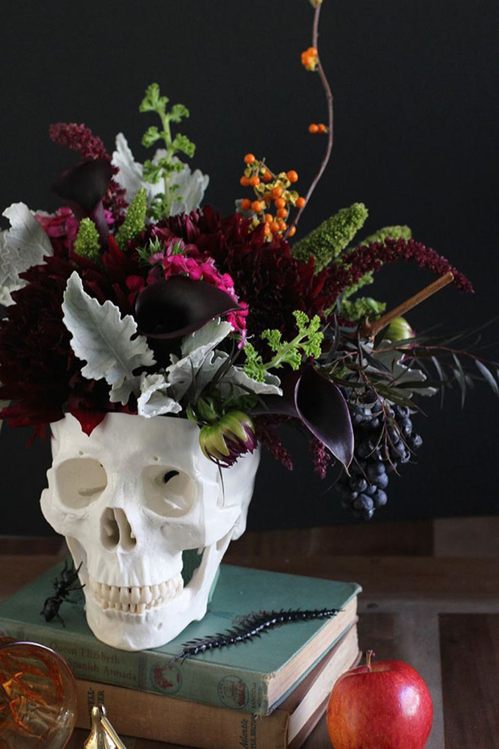 How to use flowers for your Halloween decor