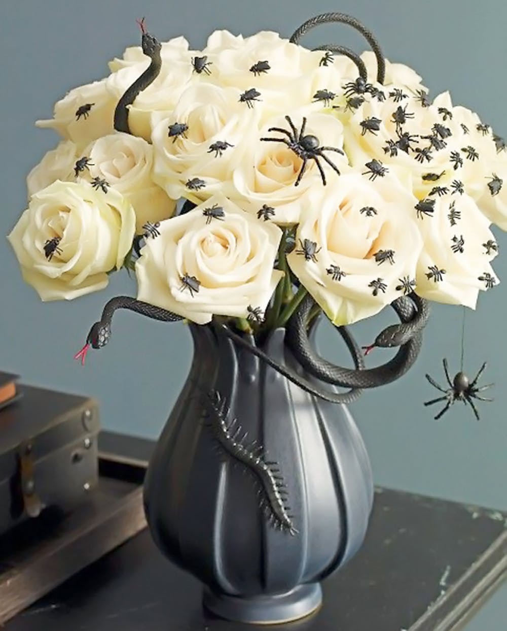 How to use flowers for your Halloween decor