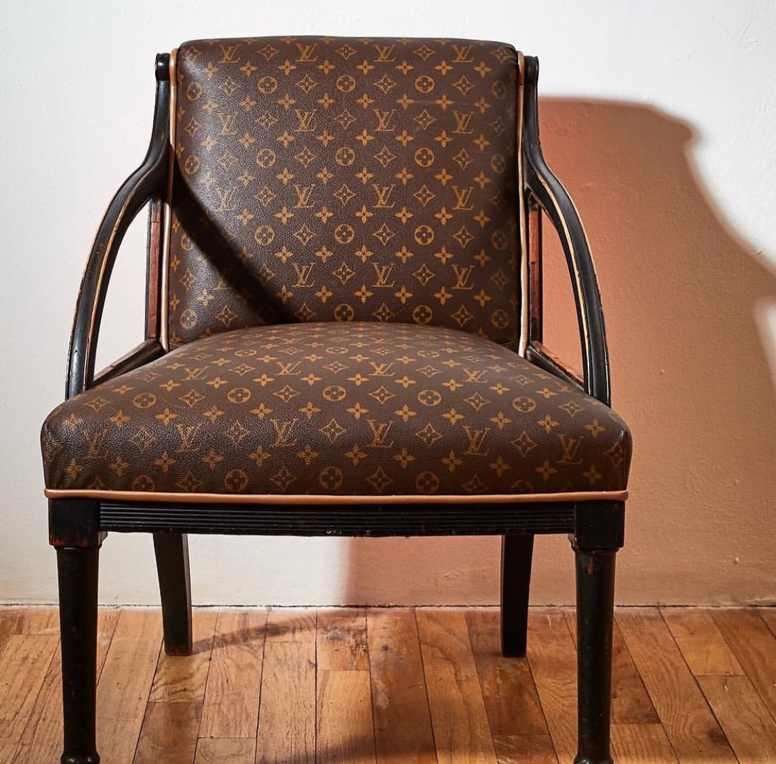 Secréte dvs. uendelig Louis Vuitton Chair - Slaylebrity