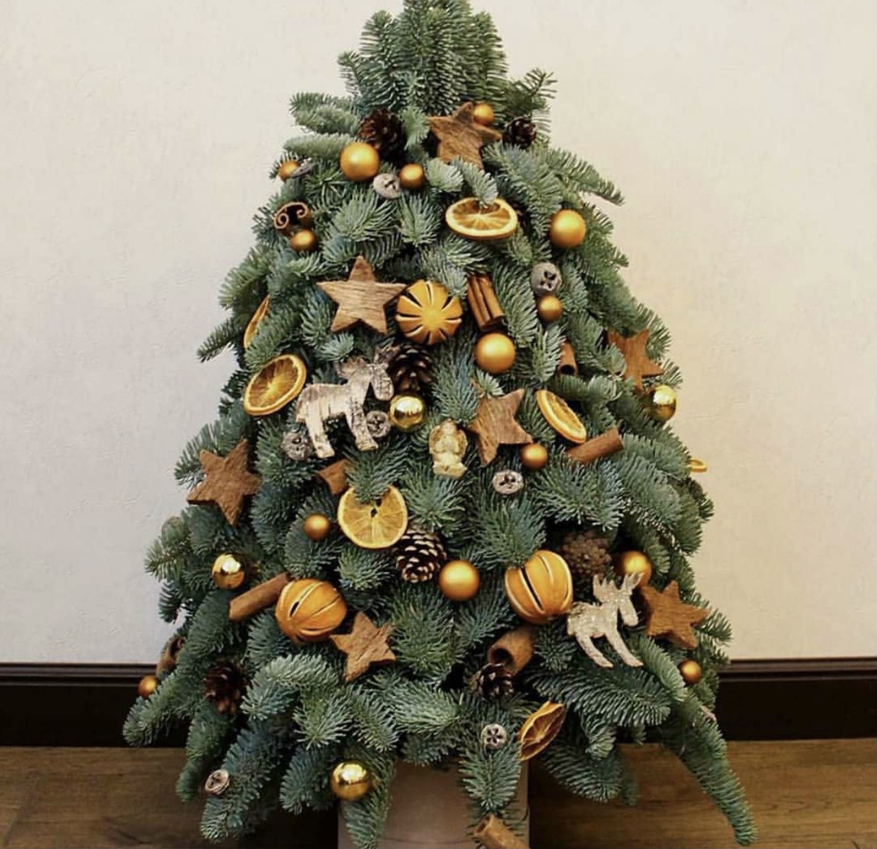 The cutest Tangy winter theme tree - Slaylebrity