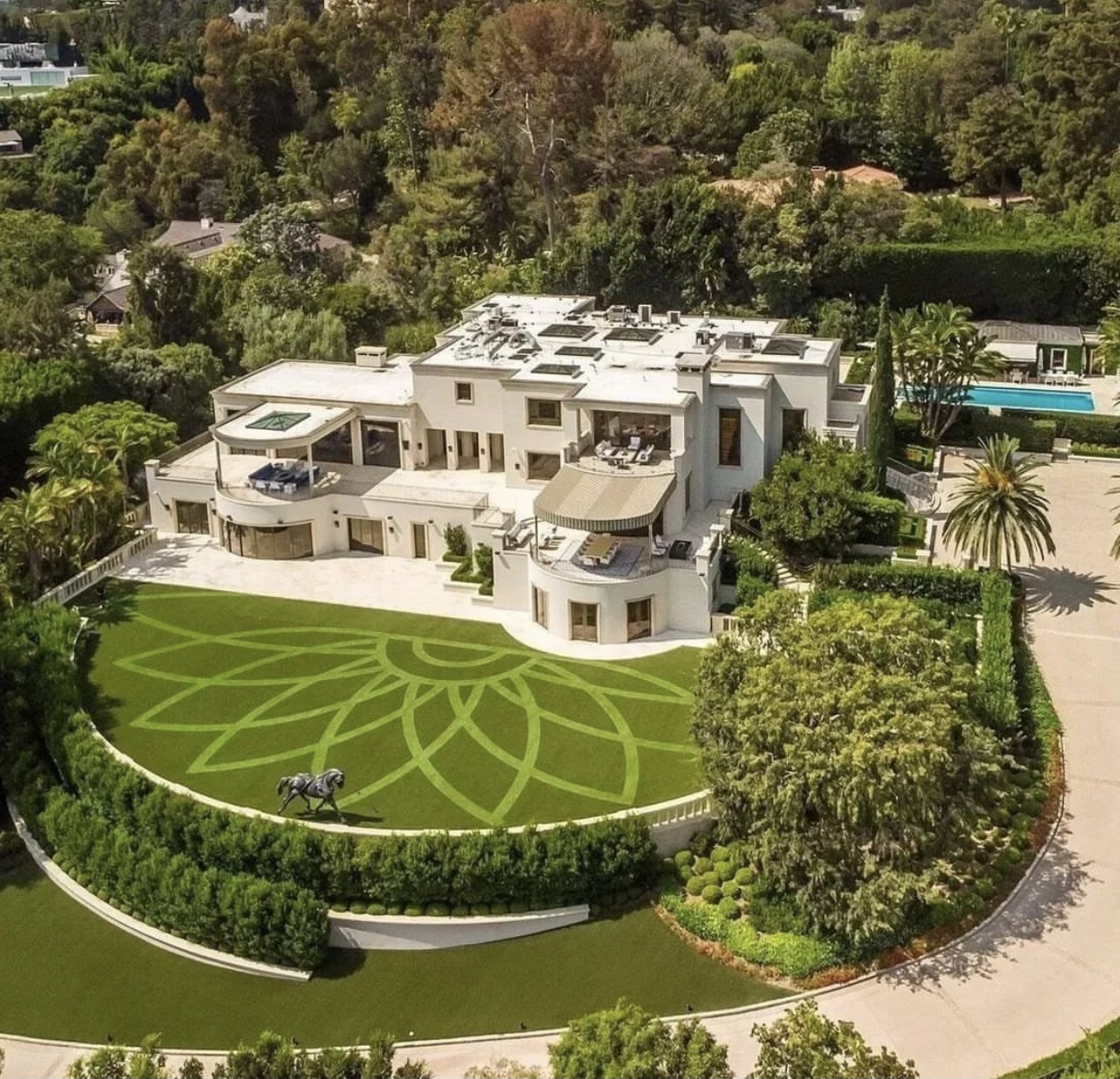 Breathtaking opulent mansion Beverly Hills - Slaylebrity